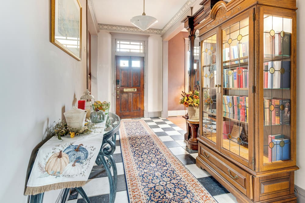 Route 66 Historic Library Home: Pet-friendly! - Pawnee, IL