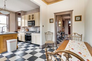 House (3 Bedrooms) | Interior