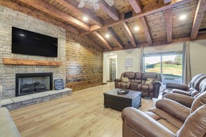 House (3 Bedrooms) | Interior - Patio & Views: Country Getaway in Bluegrass Region (Carlisle)