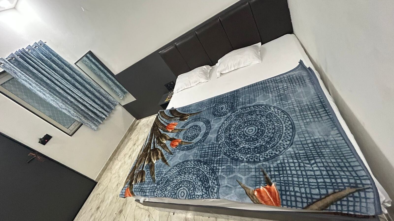 Escritorio y espacio para trabajar con laptop 