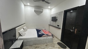 Double Room, Air conditioning | Desk, laptop workspace, rollaway beds, free WiFi