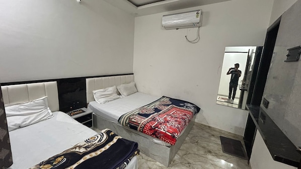 Family Room, Air conditioning | Desk, laptop workspace, rollaway beds, free WiFi