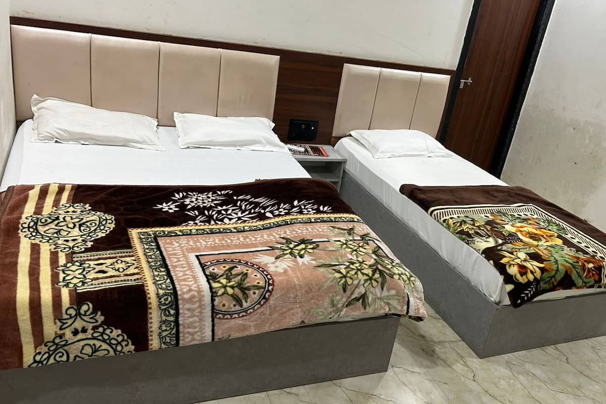 Family Room, Air conditioning | Desk, laptop workspace, rollaway beds, free WiFi