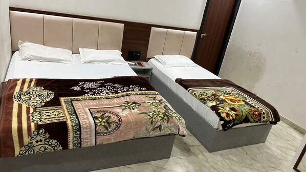 Family Room, Air conditioning | Desk, laptop workspace, rollaway beds, free WiFi