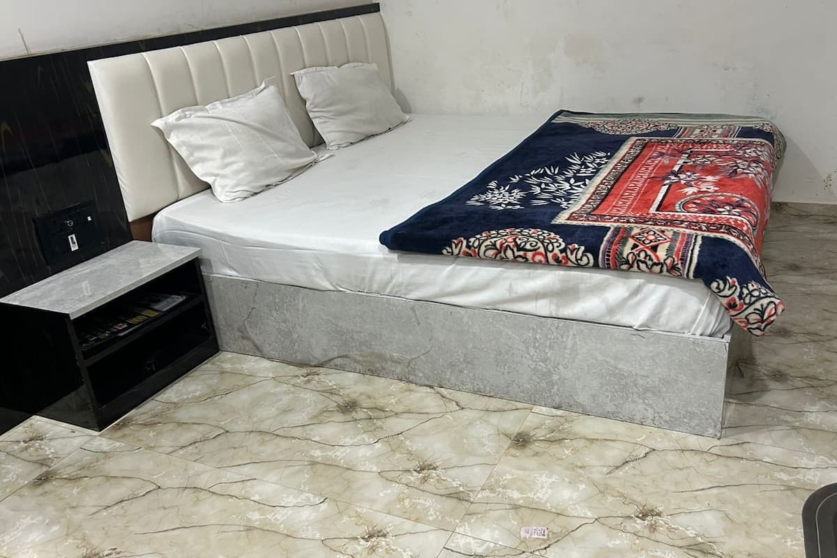 Double Room, Air conditioning | Desk, laptop workspace, rollaway beds, free WiFi