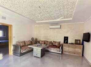Interior - 3-bedroom villa with pool (Nador)