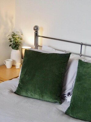 2 bedrooms, iron/ironing board, free WiFi, bed sheets - Modern 2 bed flat in City Centre, High speed WiFi (Cardiff)