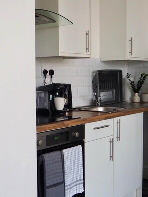 Kjøleskap, mikrobølgeovn, ovn og kokeplater