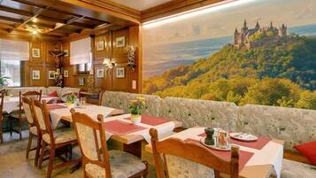 Déjeuner et dßner servis sur place, spécialités Cuisine italienne