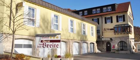 A hotel with a sign reading "Hotel Garni im Breite".