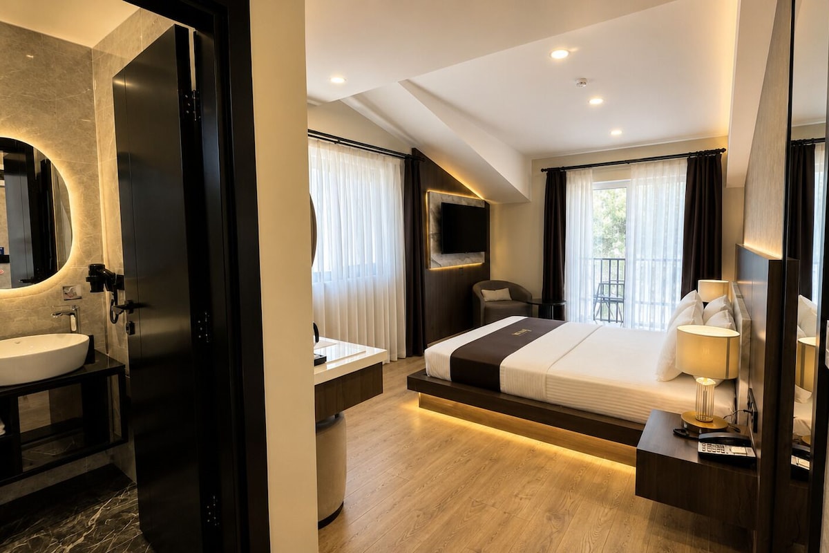 Superior Room, Balcony, City View | Desk