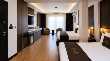 Superior Triple Room | Desk