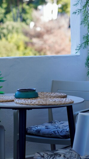 Outdoor dining - Banús Walk Apartment is located right next to the new promenade to Puerto Banús. (Marbella)