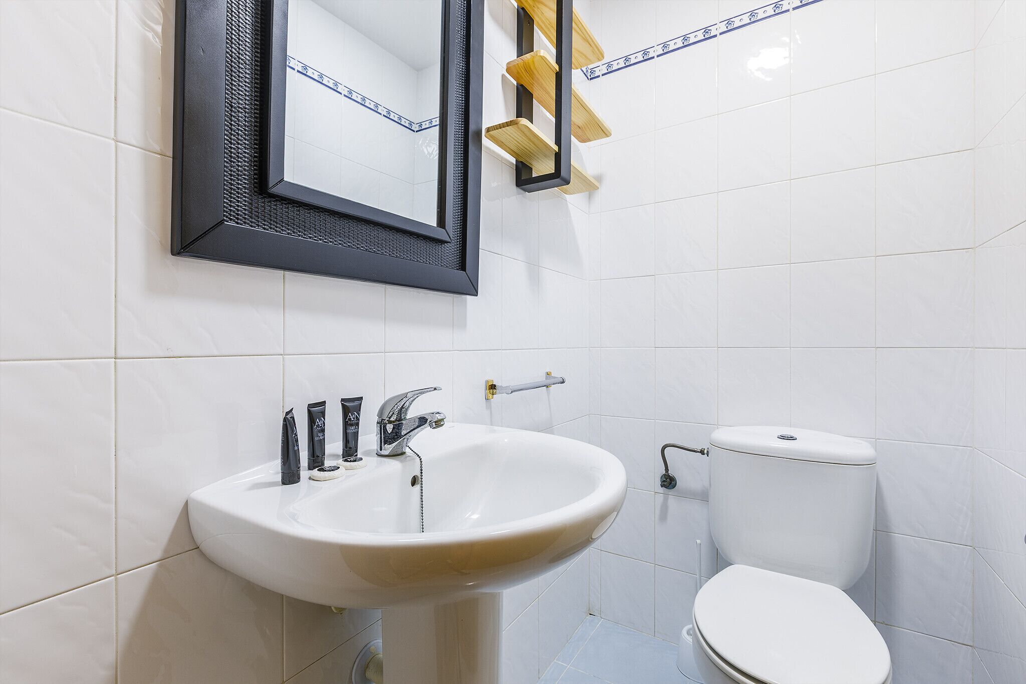 Douche, séchoir à cheveux, serviettes fournies