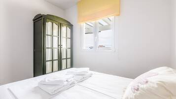 3 chambres, fer et planche à repasser, draps fournis
