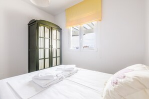 A room with a bed, a wardrobe, and a window with a view. - A&N Algarrobo Beach 6 (Algarrobo Costa)