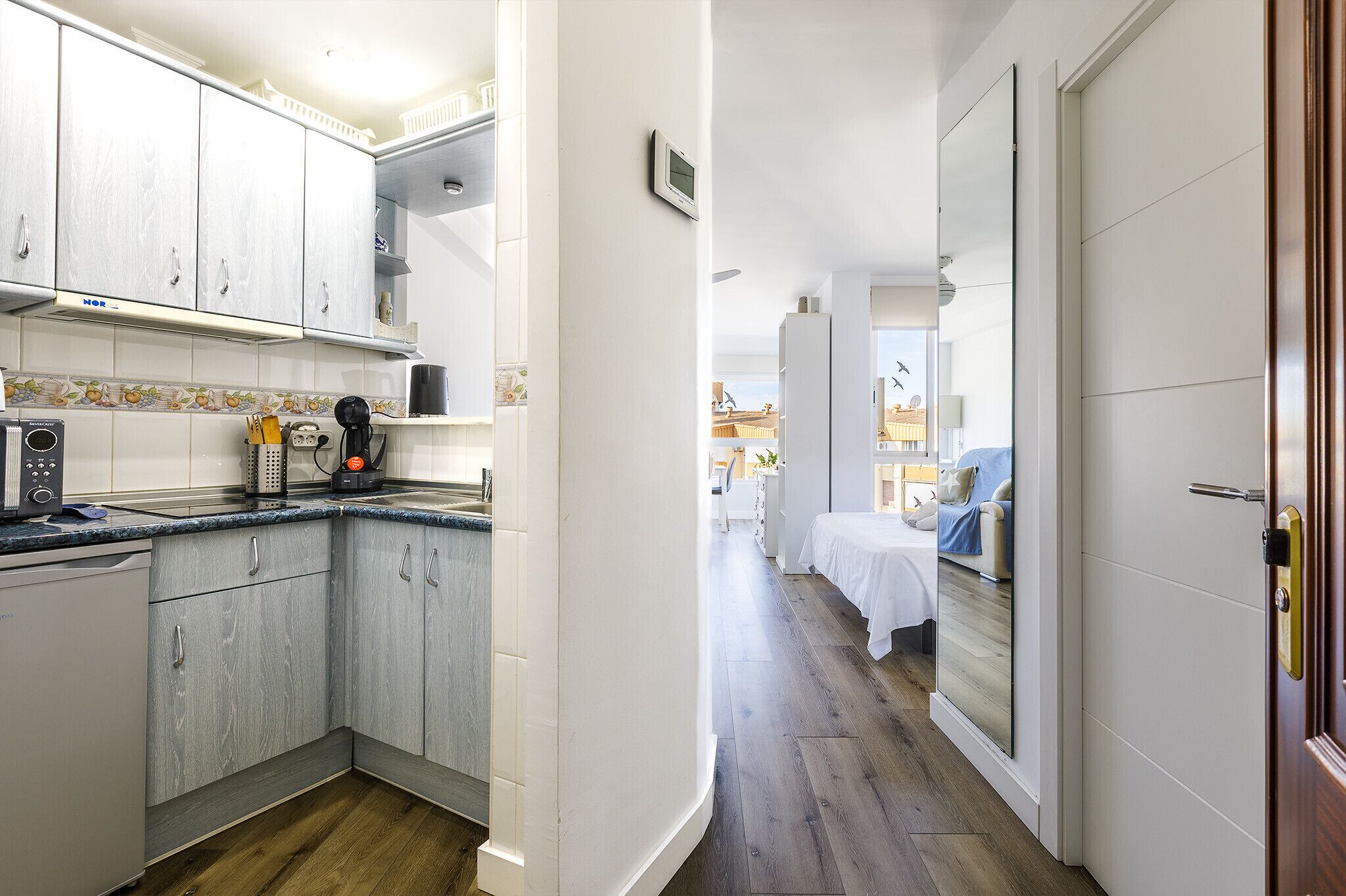 Kylskåp, mikrovågsugn, diskmaskin och kaffe- och tebryggare