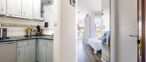 冷蔵庫、電子レンジ、食器洗い機、コーヒー / ティーメーカー