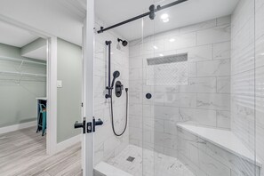 Shower, hair dryer, towels - Island Beach Club 220A: Updated, Pet-Friendly Gem - Steps to the Beach! (Sanibel)
