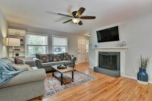 Televisión, chimenea y oficina