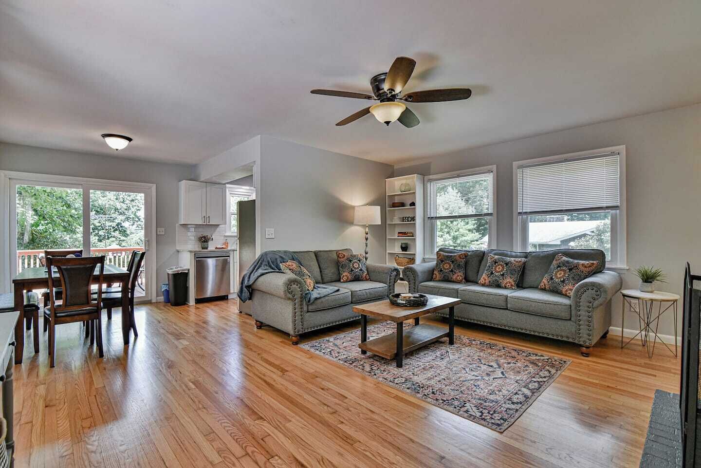 Een televisie, een open haard en een kantoor