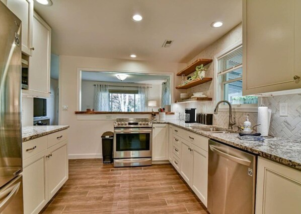 Een koelkast, een microgolfoven, een oven, een kookplaat