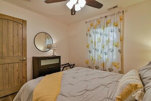 Een strijkplank/strijkijzer, reisbedje, gratis wifi, beddengoed