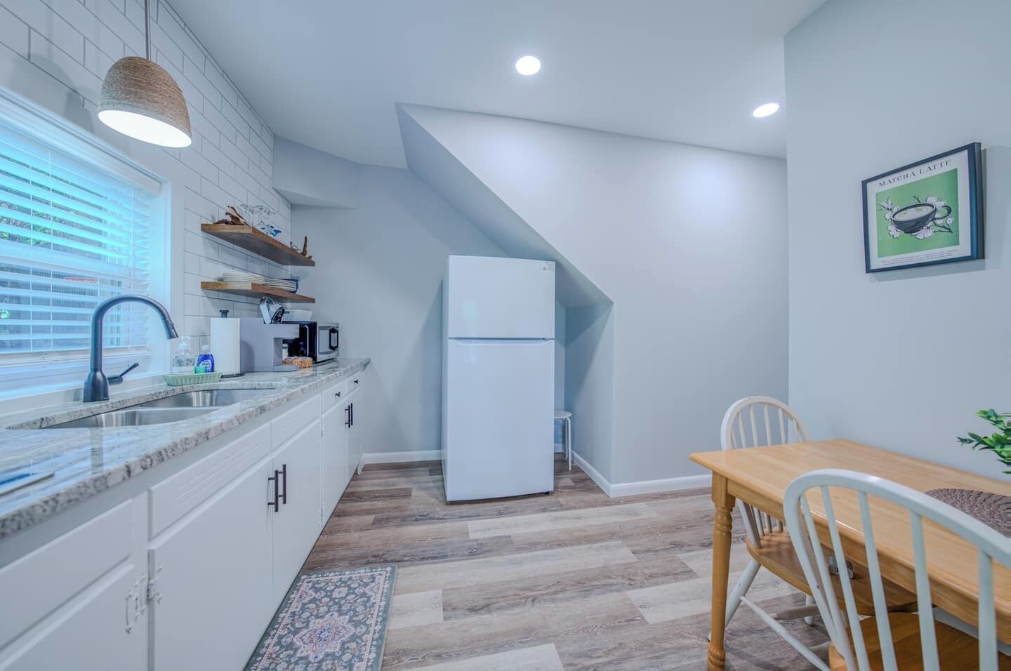 Een koelkast, een magnetron, een kookplaat