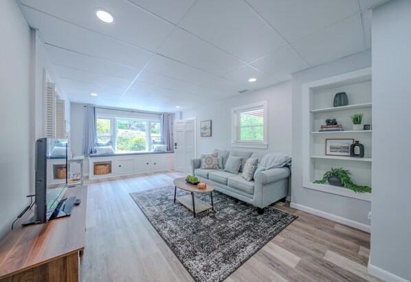 TV, offices - The Nest near Main, Remodeled, 15 min to Asheville (Weaverville)