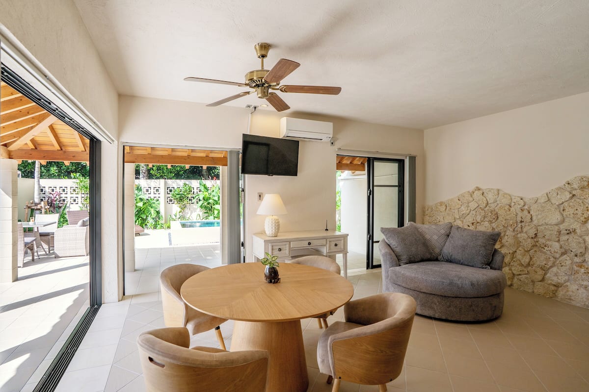 Luksushuvila, näköala uima-altaalle | Tallelokero huoneessa, silitysrauta/-lauta, ilmainen Wi-Fi