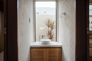 Villa Deluxe, vista a la alberca (with Jacuzzi) | Caja de seguridad en la habitación y tabla de planchar con plancha 