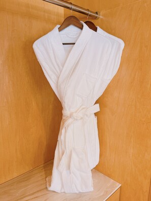 Tina y regadera independientes y amenidades de baño gratuitas 