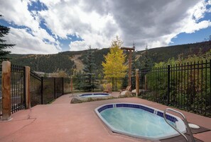 Outdoor spa tub - Walk to the Lifts! Cozy Condo with Access to Outdoor Hot Tubs (Keystone)