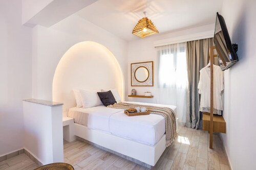 Yploui Suites 4 in Kira Panagia