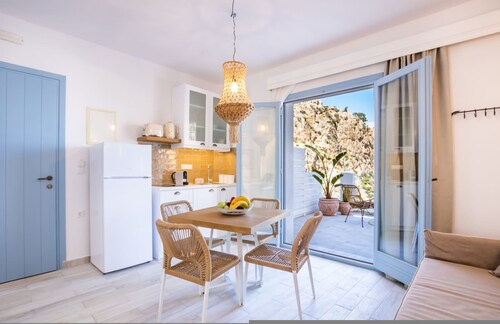 Yploui Suites 4 in Kira Panagia