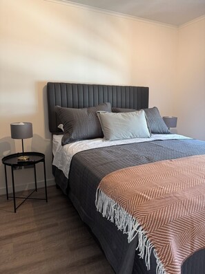 1 bedroom, WiFi, bed sheets - 1D/1B Modern with Style - Living Room and Full Kitchen (Santiago)