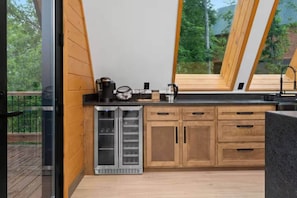 Wasserkocher mit Kaffee-/Teezubehör, Kühlschrank, Mikrowelle, Ofen