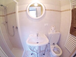 تجهيزات دش، مجففات شعر، مراحيض شطف، مناشف