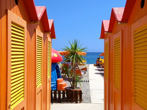 Single room private bathroom , breakfast incl. 80 mt from the sea Wifi and airco