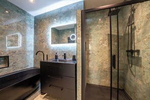 Shower, jetted bath, hair dryer, towels - Belle Époque apartment in the heart of town -AC- (Nice)