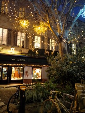 A storefront with 'Continental' signage, a bicycle parked outside, and a signboard for 'Maison Isabel Golden'. - Heart of Avignon, charming apartment, spacious, air-conditioned, free parking (Avignon)