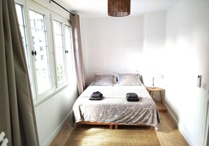 2 chambres, bureau, fer et planche à repasser, lit parapluie