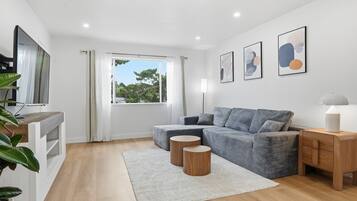 Apartment, 2 Bedrooms | Ruang tamu | TV Pintar, perkhidmatan penstriman