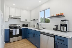 Apartamento, 2 quartos | Cozinha privada | Geladeira, fogão, cafeteira/chaleira, torradeira