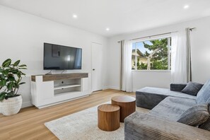 Apartamento, 2 quartos | Área de estar | Smart TV, serviços de streaming