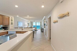 Refrigerador, horno, cafetera/tetera, tostadora