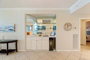 Condo, 2 Bedrooms | Bahagian dalam