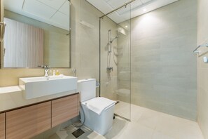 Shower, hair dryer, bidet, towels - Full Burj Khalifa and Dubai Canal views, Minutes from Downtown (Dubai)