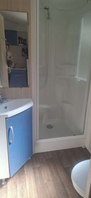 Douche, sèche-cheveux, papier toilette