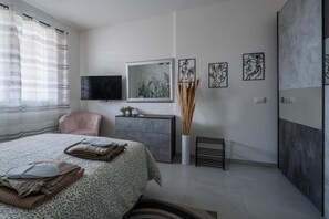 In-room safe, iron/ironing board, free WiFi, bed sheets - Le Azalee - 5 minutes walk from Metro C (Colosseum arrival) - Private garage (Roma)